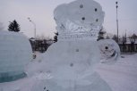 Жители Свободного облепили монетами ледовые фигуры в снежном городке