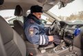 Владимир Адамов оценил комфорт новенького автомобиля. Фото: Андрей Ильинский