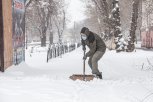А снег идет: Благовещенск расчищают от апрельских сугробов (фоторепортаж)