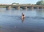 В Белогорске разыскивают купавшую в холодной реке ребенка женщину