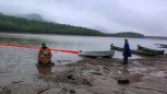Амурские спасатели ликвидируют разлив нефтепродукта на реке Селемдже