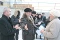 Мэр города Владимир Шумилов вручил ключи трем семьям прямо у подъезда новостройки. 