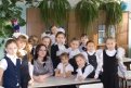 На снимке в окружении учениц — Оксана Дмитриевна Насырова, учитель и 
классный руководитель  гендер