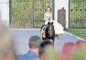 К гостям невеста подъехала на вороном коне.