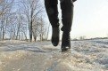 Выходя на шершавый лед, подумайте об удобной, нескользкой обуви.  