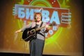 Учитель музыки Наталья Царегородцева сыграла заводную гитарную песню.