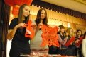 Второкурсницы Алина Тимофеева и Полина Крошко показали, как делаются бумажные аппликации.