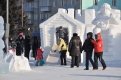 Каждый день снежный городок принимает тысячи гостей — от мала до велика.