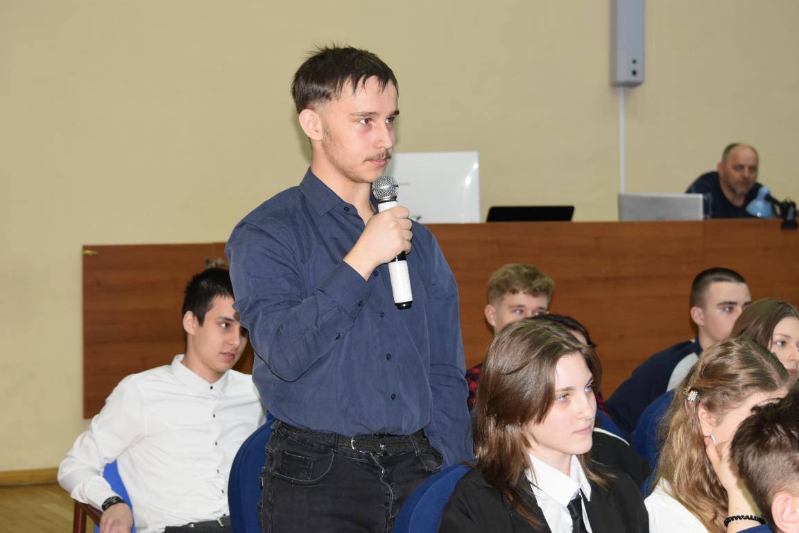 Белогорские школьники спросили Олега Артемьева, мечтал ли в детстве он стать космонавтом. Фото: пресс-служба Белогорска