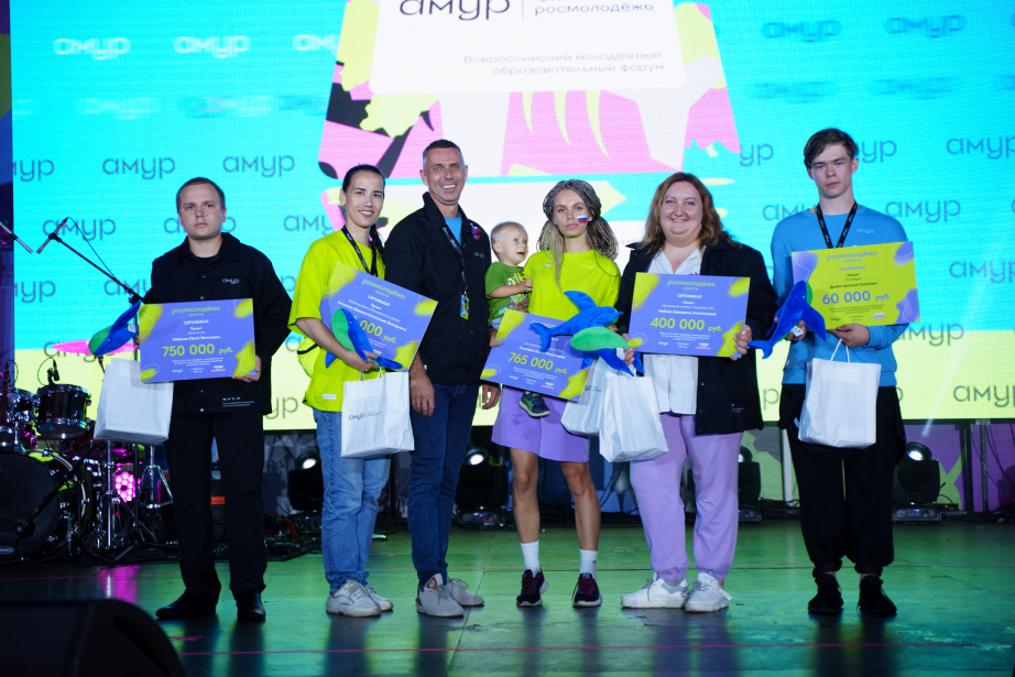 Обладательница гранта на организацию инклюзивного спектакля Екатерина Набока (вторая справа). Фото: khabkrai.ru