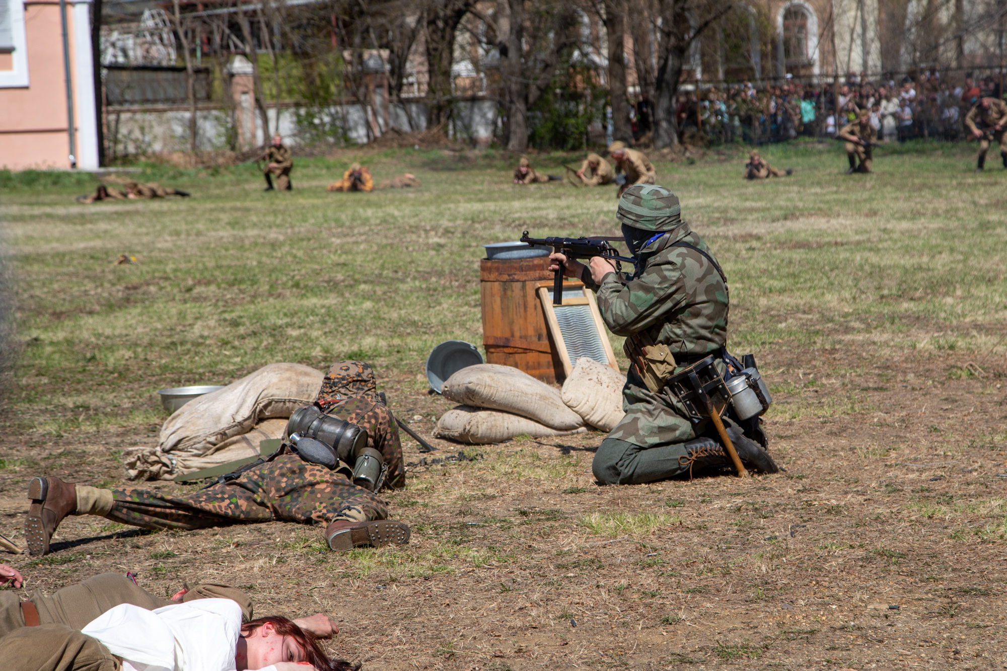 В Городском парке Благовещенска реконструируют бой русских солдат с фашистами. Фото: admblag.ru