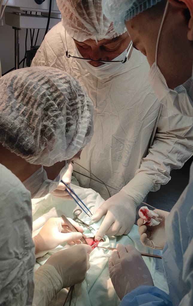 С малышкой в операционной работала бригада из семи врачей. Фото: АОКБ