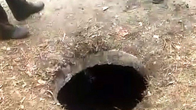 В амурском Прогрессе школьник упал в открытый канализационный колодец