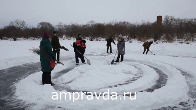 Курсанты ДВОКУ и журналисты пришли на помощь глухому ледовому художнику