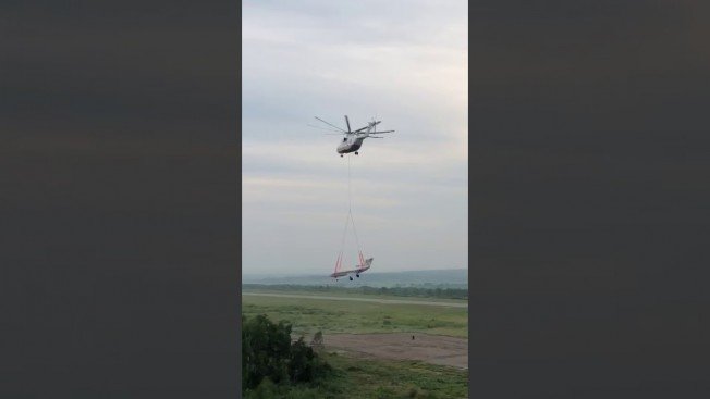 Из аэропорта Благовещенска в Ивановку вертолет перевез самолет