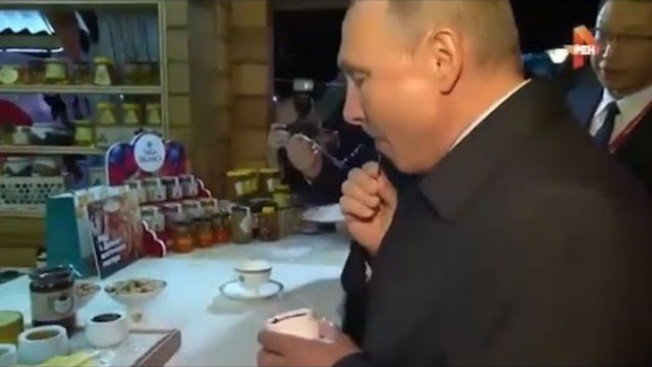 Владимир Путин купил на ВЭФ-2018 амурский мёд