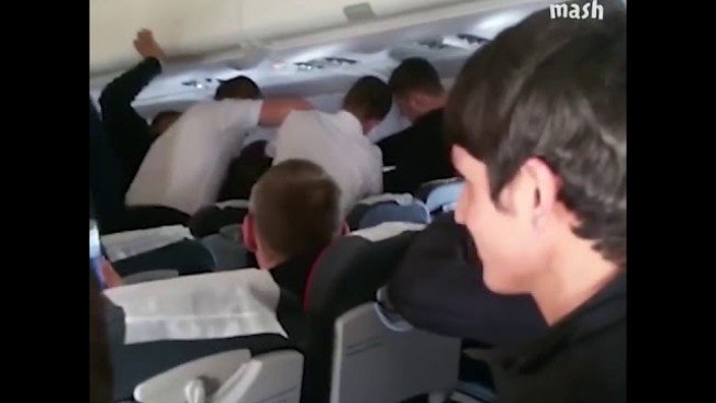 На борту самолета Благовещенск - Екатеринбург связали скотчем дебошира