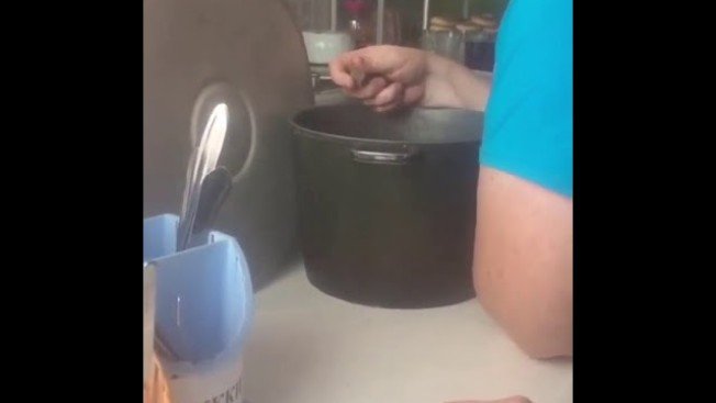 В сковородинской школе еду для школьников раскладывали по тарелками руками