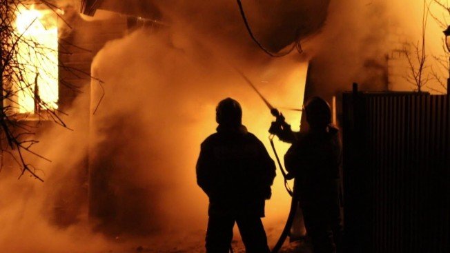 «Вспыхнул на наших глазах»: у семьи из Верхнеблаговещенского в пожаре сгорел дом